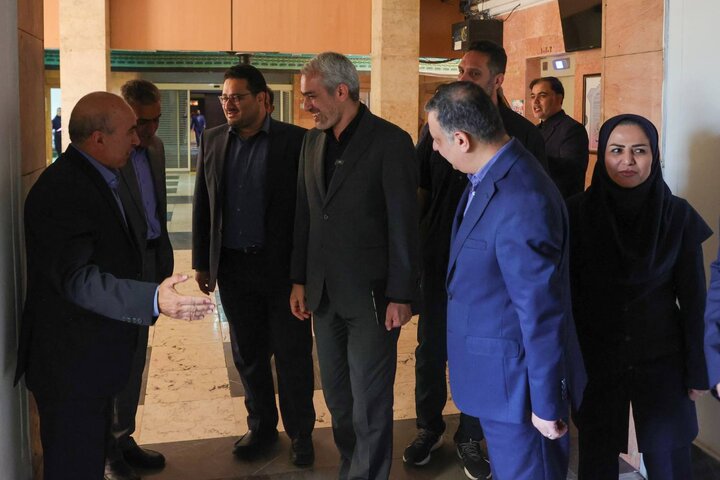 بازدید دکتر مدنی زاده از مرکز روابط عمومی وزارت اقتصاد