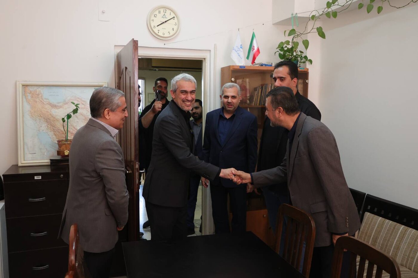 بازدید مدنی زاده از بخش های مختلف وزارت اقتصاد/ گفتگو با کارکنان و ارزیابی روند پیشبرد برنامه‌ها و اهداف سازمانی