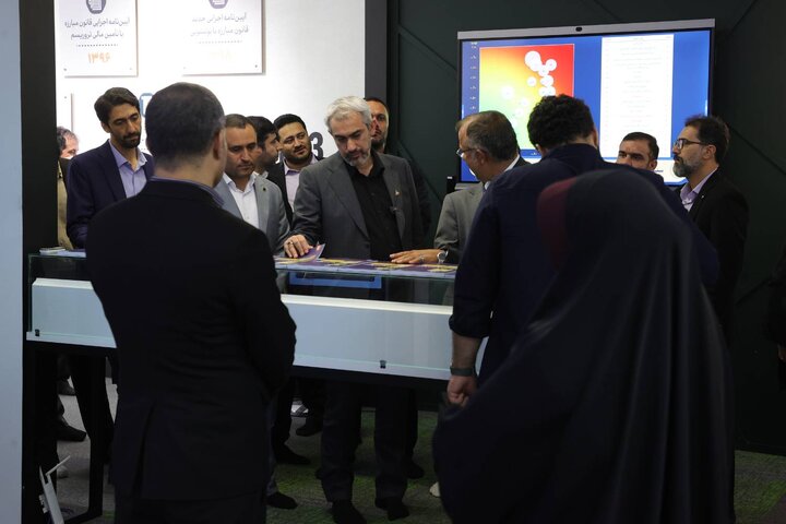 بازدید وزیر اقتصاد از نمایشگاه مبارزه با پولشویی و تامین مالی تروریسم مرکز اطلاعات مالی