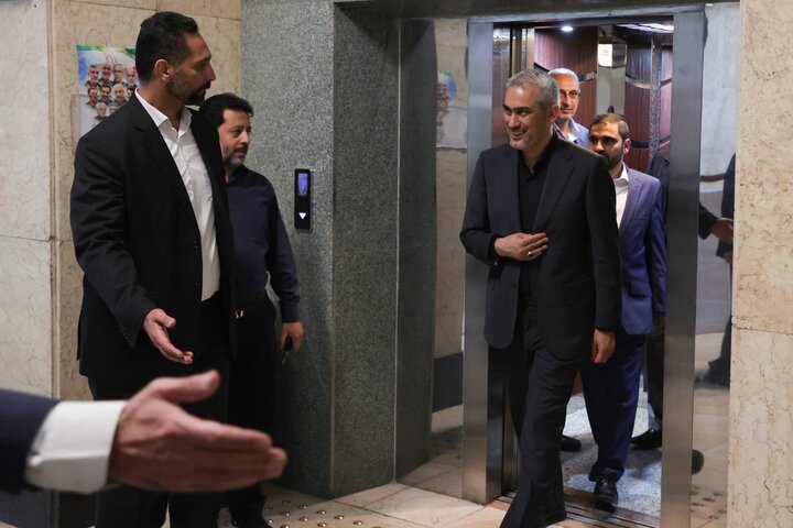حضور سیدعلی مدنی‌زاده در وزارت اقتصاد پس از کسب رای اعتماد از مجلس