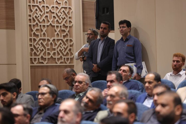 نشست مدیران و فعالان اقتصادی منطقه آزاد اروند با وزیر اقتصاد