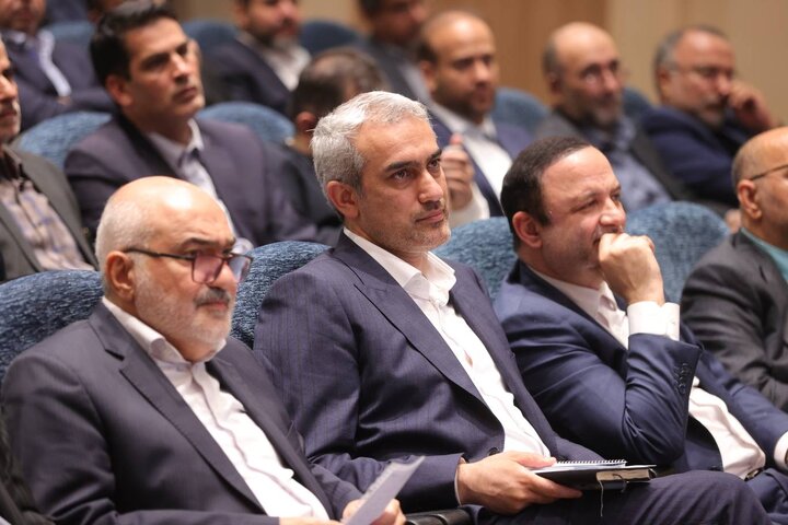 نشست مدیران و فعالان اقتصادی منطقه آزاد اروند با وزیر اقتصاد