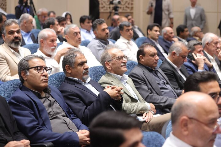 نشست مدیران و فعالان اقتصادی منطقه آزاد اروند با وزیر اقتصاد
