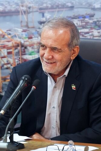 وزیر اقتصاد همراه با رییس جمهور در سفر به هرمزگان