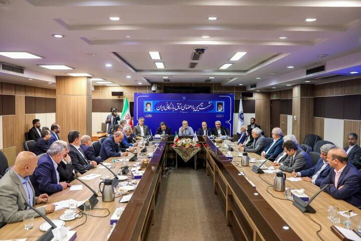نشست صمیمی رئیس‌جمهور و وزیر اقتصاد با اعضای اتاق بازرگانی ایران