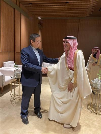 Iranian Finance Minister Engages with Saudi Counterpart